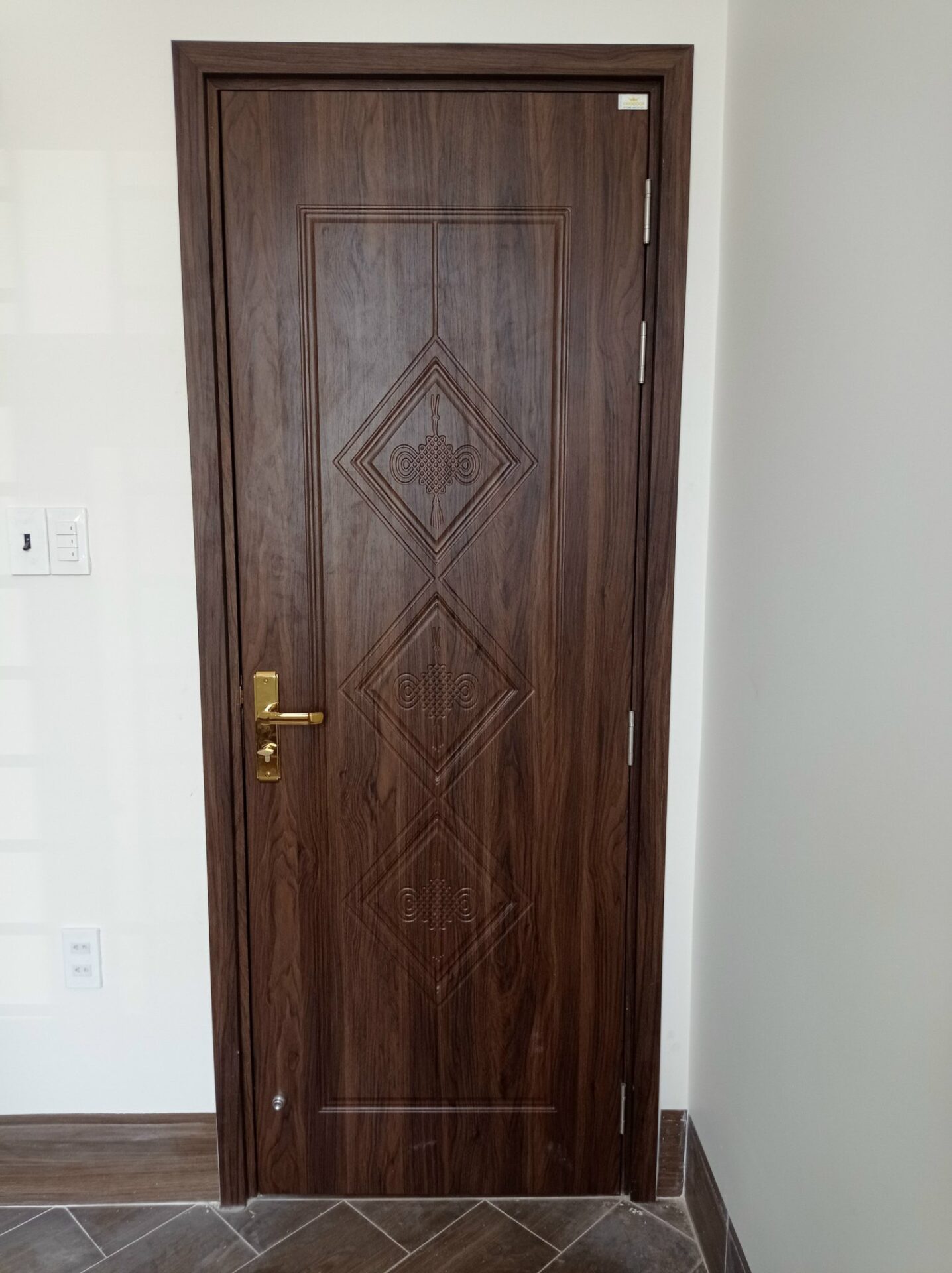 cửa nhựa composite vân gỗ luxury 